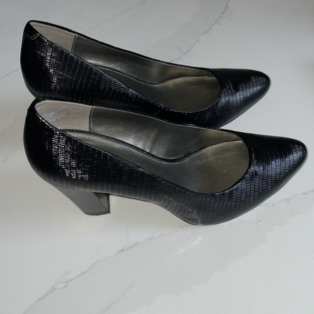 Bandolino Edell Women’s‎ Black Embossed Pumps Heels Size 7
